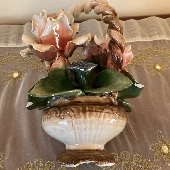 Vintage Capodimonte Basket with 2 Roses and 4 small flowers Hand Made in Italy - Picture 7 of 9